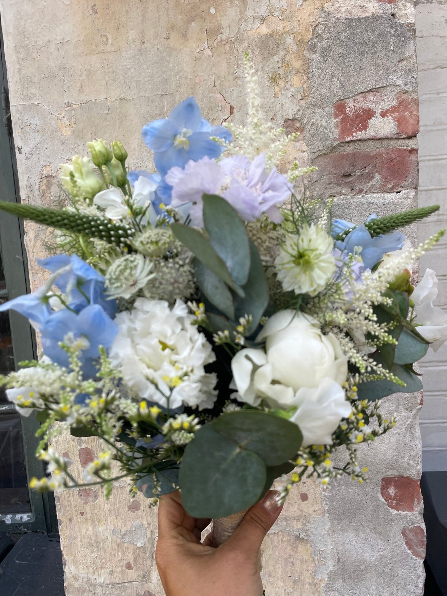 Brudebuket med vildt haveudtryk - Frk. Mollies Blomsterværksted