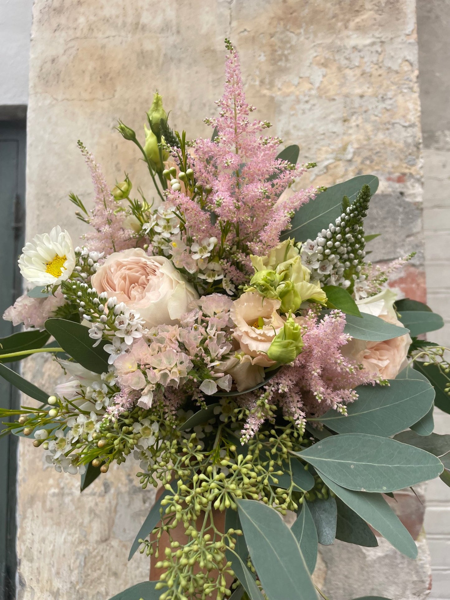 Brudebuket med vildt haveudtryk - Frk. Mollies Blomsterværksted