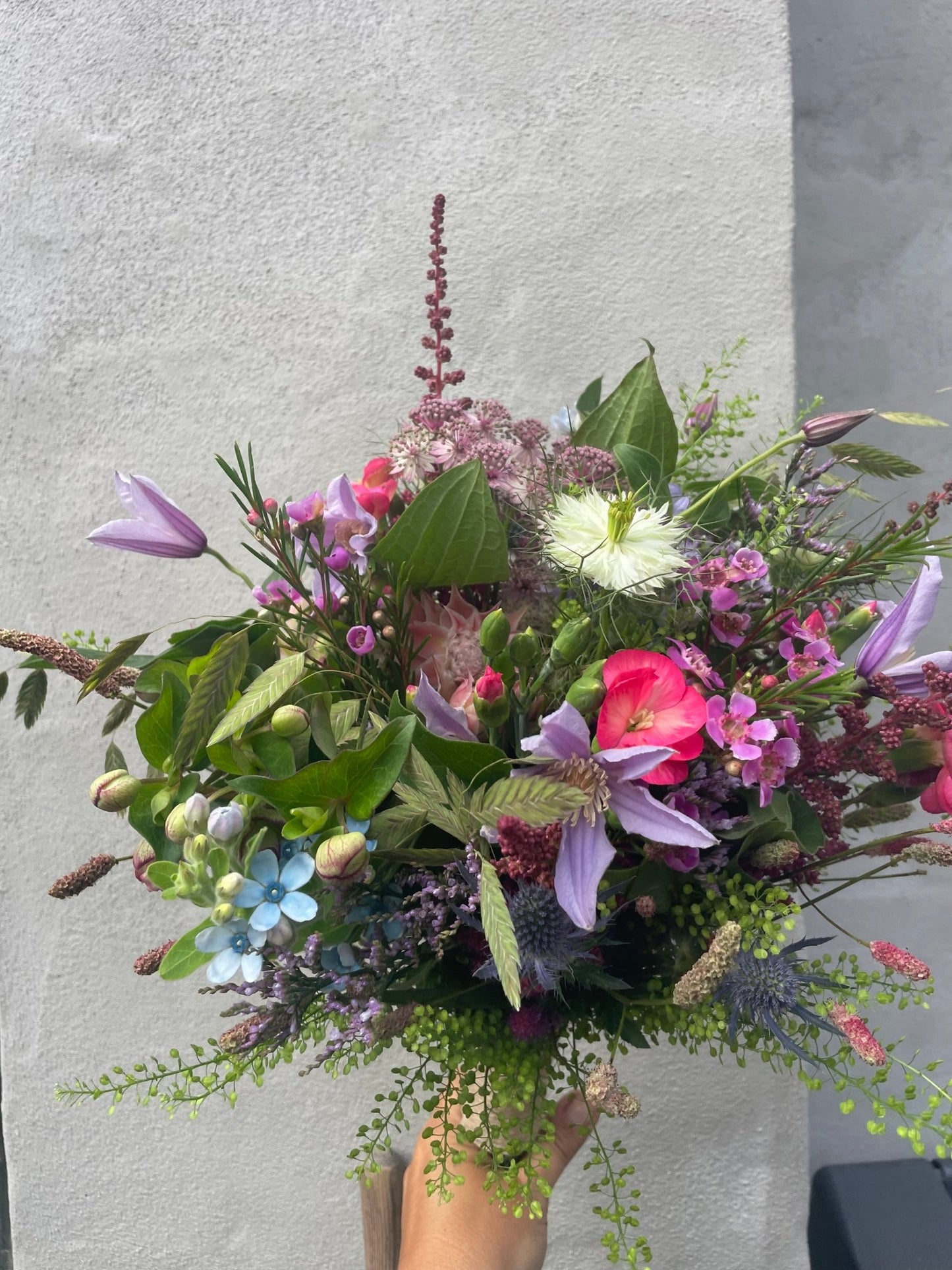 Brudebuket med vildt haveudtryk - Frk. Mollies Blomsterværksted