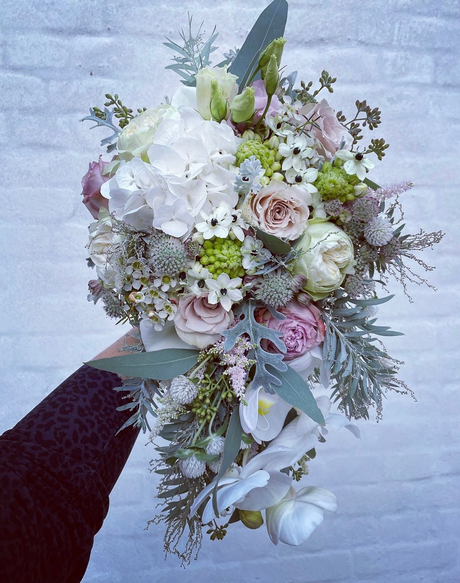 Brudebuket med fald - Frk. Mollies Blomsterværksted
