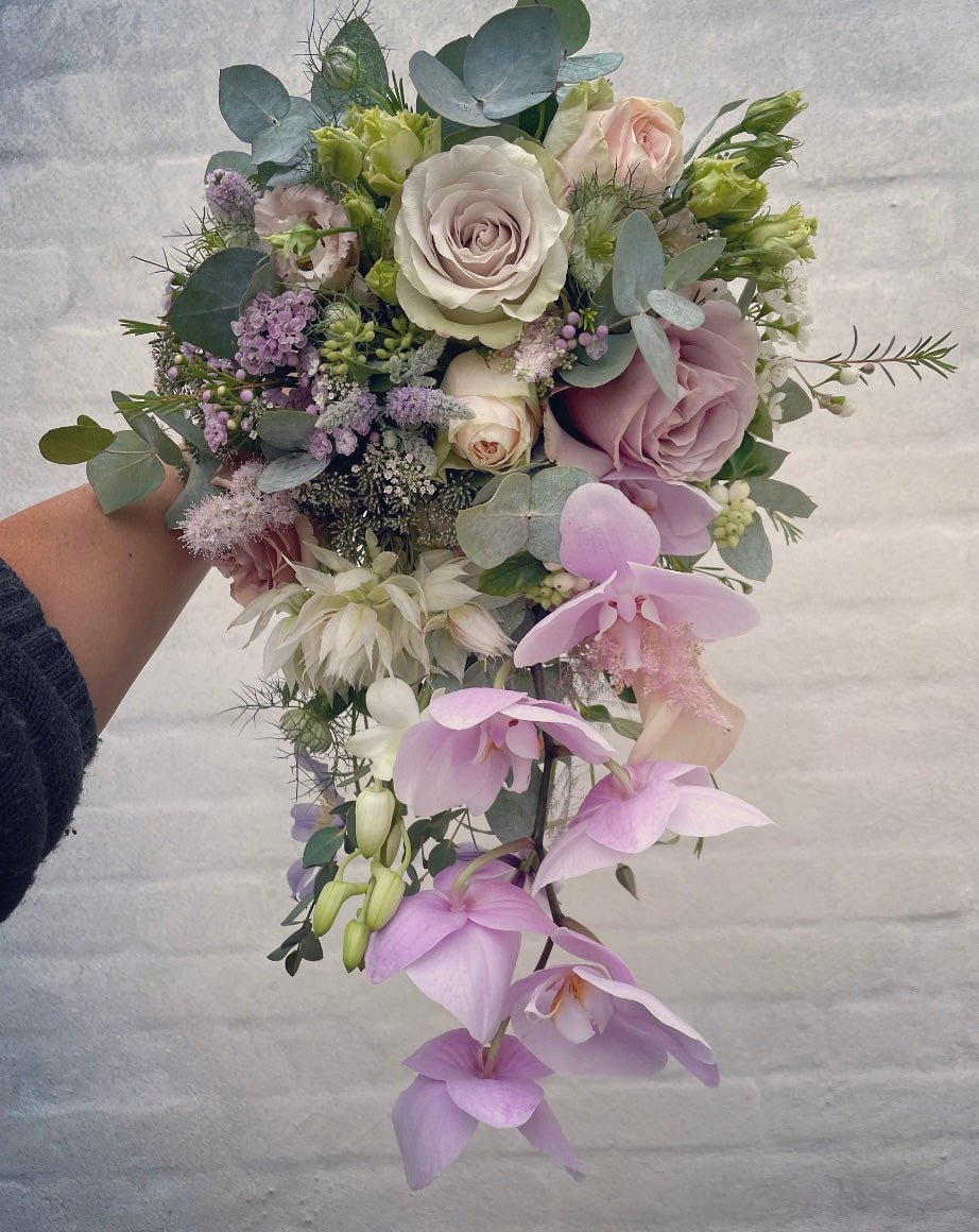 Brudebuket med fald - Frk. Mollies Blomsterværksted