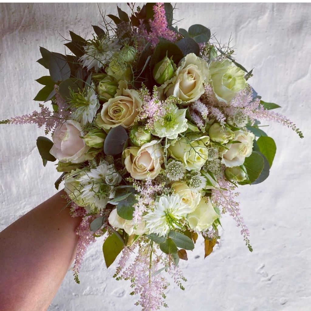 Brudebuket med fald - Frk. Mollies Blomsterværksted