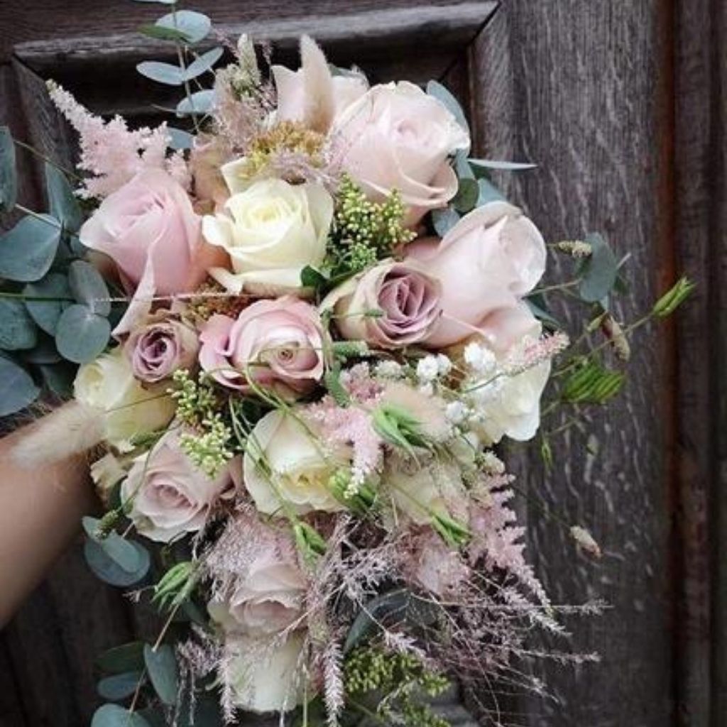 Brudebuket med fald - Frk. Mollies Blomsterværksted