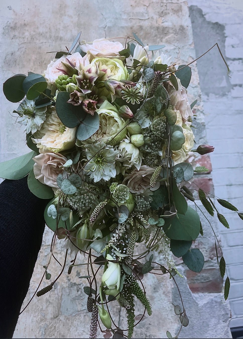 Brudebuket med fald - Frk. Mollies Blomsterværksted