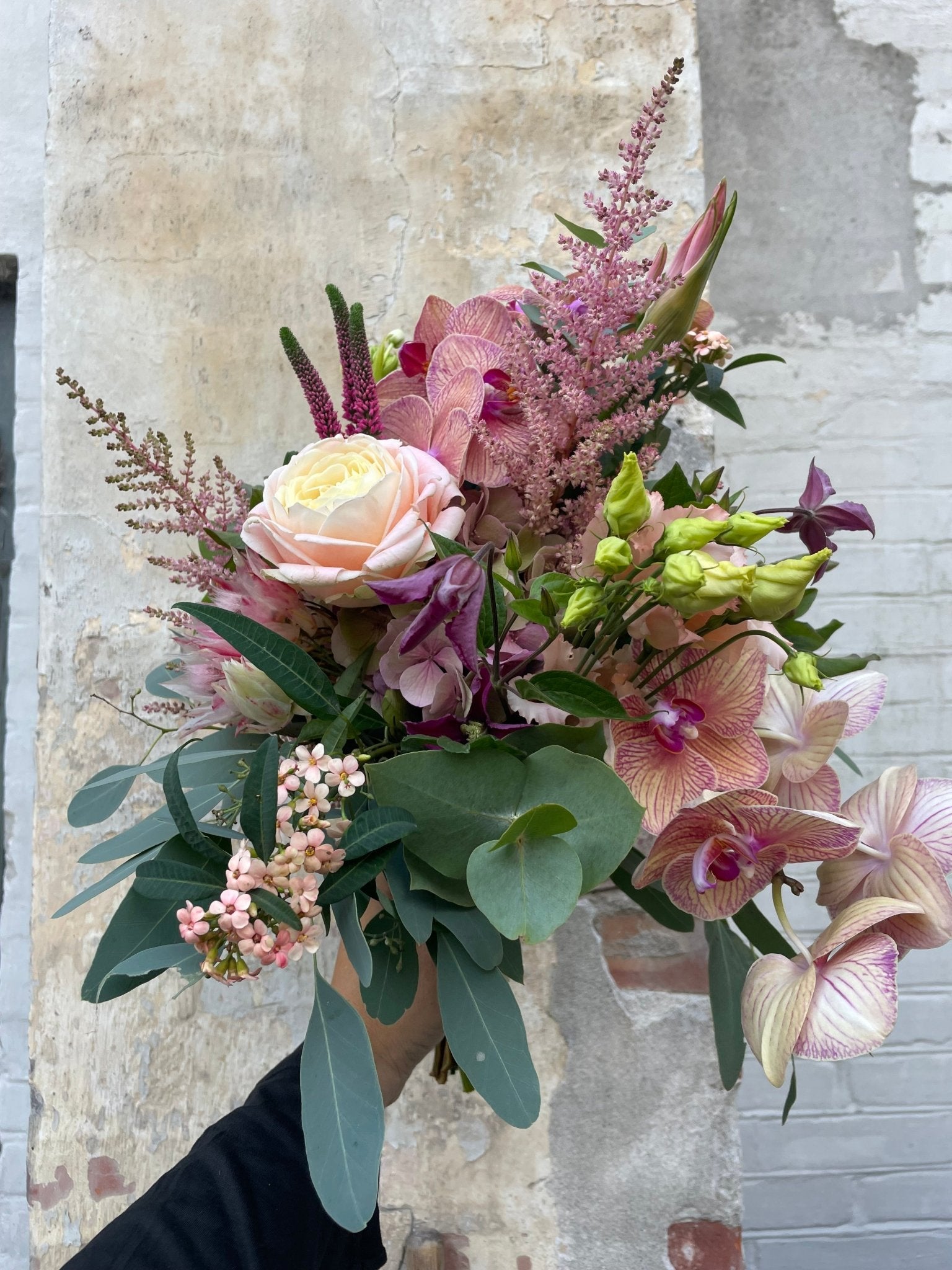 Brudebuket med vildt haveudtryk - Frk. Mollies Blomsterværksted