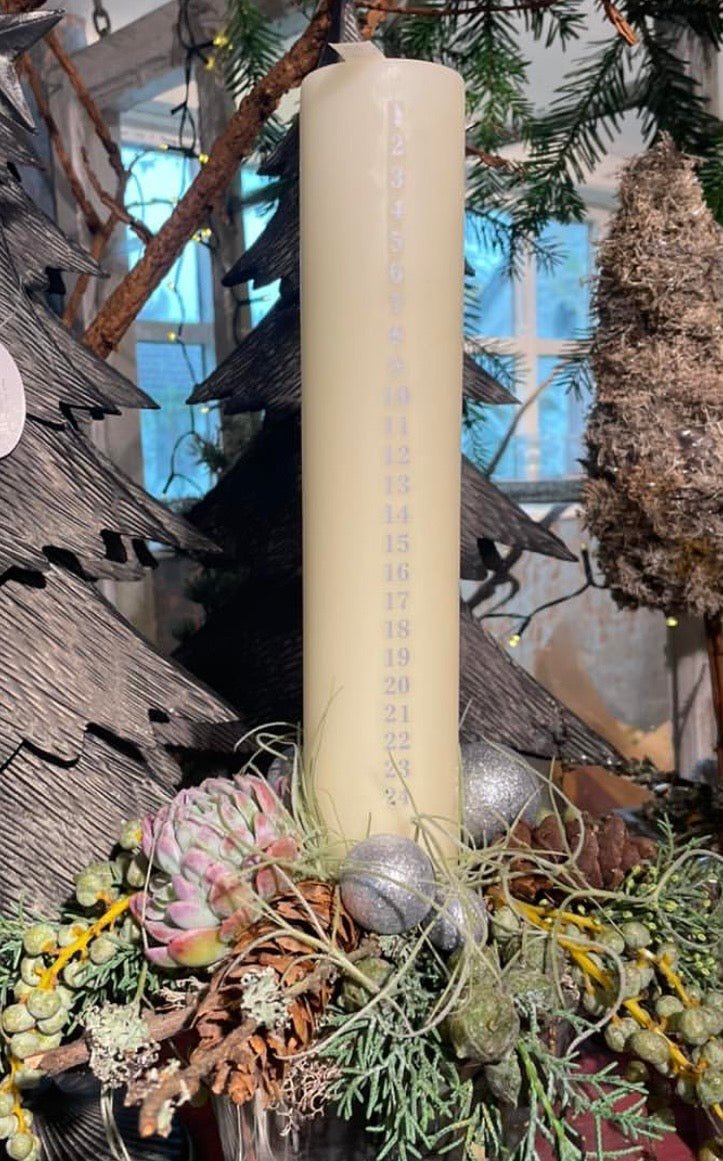 Kalenderlys Dekoration med Bloklys - Frk. Mollies Blomsterværksted